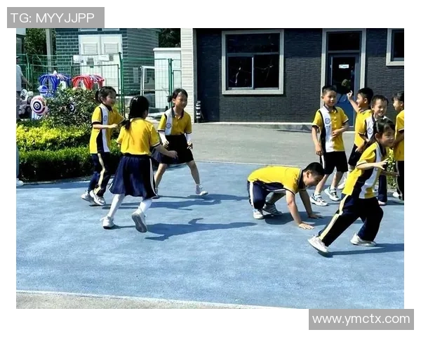 在河边踢足球的快乐时光与自然亲密接触的美好体验 在河边踢足球的快乐时光与自然亲密接触的美好体验